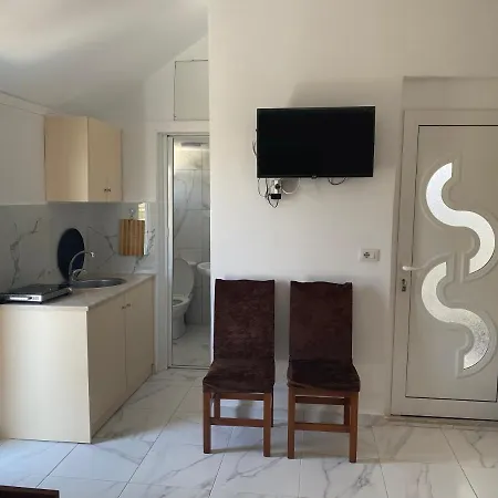 Guest house Avni Likometi Ksamil