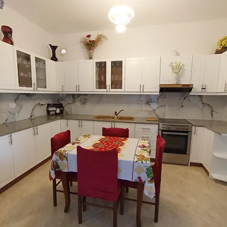 Casa de hóspedes Avni Likometi 3*