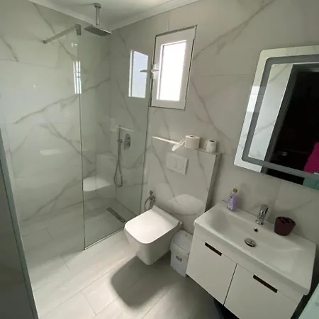 Avni Likometi Гостевой дом Ксамил